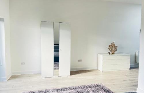 Luxurious New Home Near Airport - Photo 16