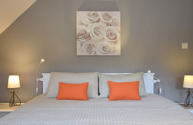 Cozy Family Holiday Home - Photo 2