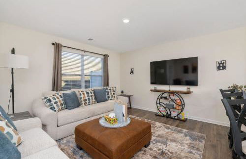 Stylish 3BR Getaway across Bristol Speedway - Foto 38