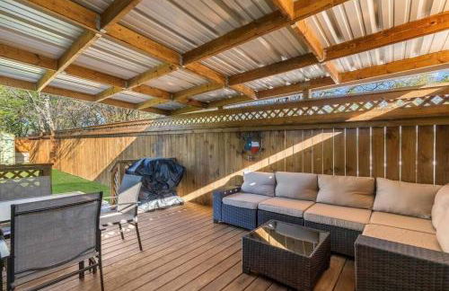 Stockyards 5 mins!-New!-Sleeps 8. Cowboy Bungalow - Foto 16