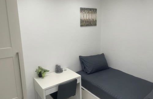 Newly built modern flat with free parking close to London Luton airport and L&D hospital - Photo 16