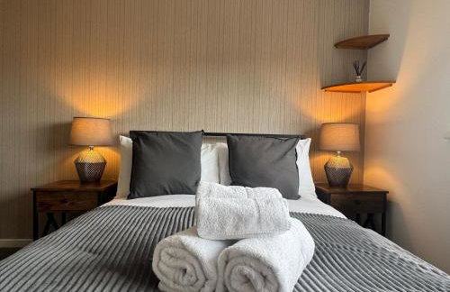 Bright 2BR House with Garden & Parking Sleeps 5 - Photo 1