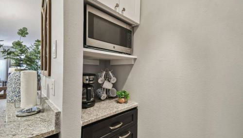 SPECTACULAR, NEW Professional Decor, Near Dis, NO Steps, Pool, Patio, LOW Rates! - Foto 5