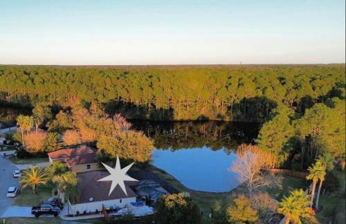 Ultimate Backyard Oasis, Heated Pool, Spa and Lake - Foto 26