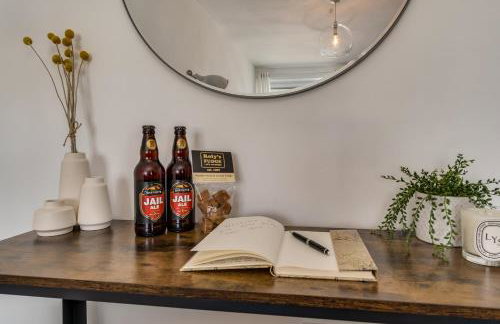 Chic and Bright Apartment Near the Water - Photo 3