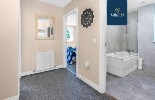 MUIRTON HOUSE - INVOICE and REDUCED PRICE only via SUNRISE SHORT LETS DUNDEE, 4 Bed House, 4 Car Parking, 2 Baths, 5 Smart TVs, Fully Equipped Kitchen, Large Dining and Living Space, Rear Garden, Free WiFi, and ONLY 9 Mins to STANNERGATE Ports - Foto 23