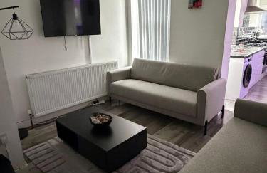 Large 6 Bed 6 Bathroom House - Ideal For Families, Large Groups, Contractors & Business Travellers - Photo 1