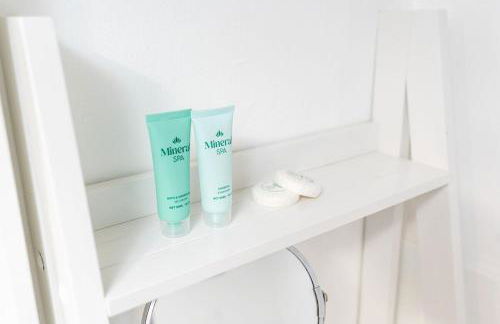 Convenient 2BR House with Great Transport Links - Photo 30