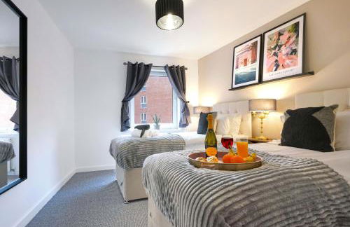 City Centre Apartment with Free Parking, Balcony, Super-Fast Wifi and Smart TV with Netflix by Yoko Property - Photo 7