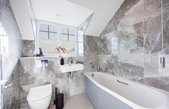 Large 4 Bed Townhouse in Uxbridge Sleeps 9 - Foto 8