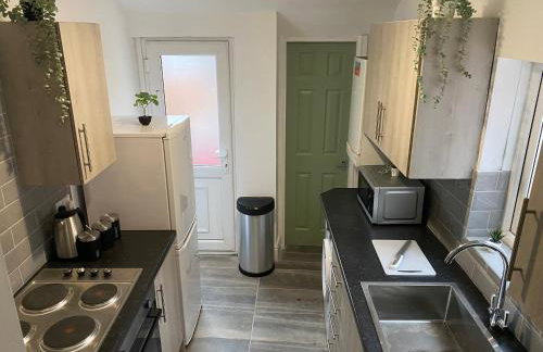 Overhill 3 bedroom flat 5 beds, free parking, ideal for Contractors - Foto 14