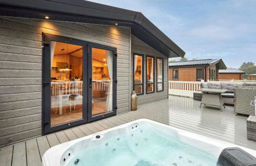 Peace Lodge with Hot Tub - Foto 1