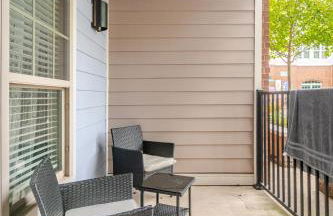 Stylish 1BR Uptown Apartment - Photo 5