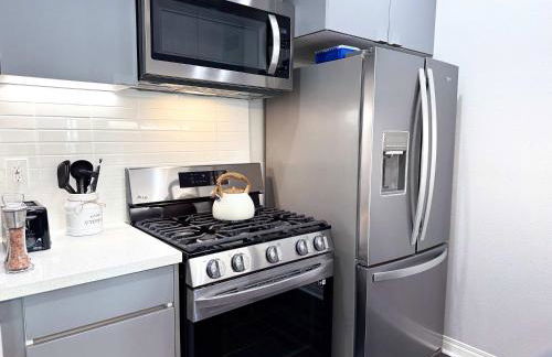 Bright & Spacious in Iconic LA Neighborhood Free parking - 10mins to Cedars - Photo 12