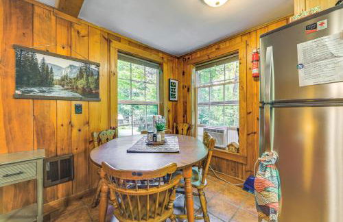 Pet-Friendly Creekside Cabin with Pool Access! - Foto 7