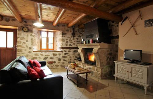 Maison de charme en pierre au bord d’un ruisseau, proche d’un bourg médiéval – Jardin et garage inclus - FR-1-582-151 - Foto 4
