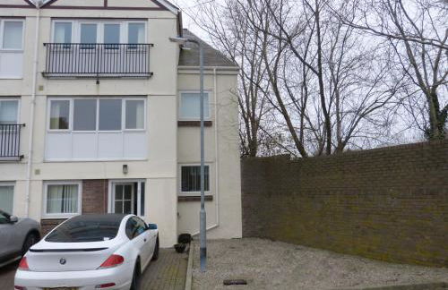 The Sawmills, Carlisle - Spacious 4 Bedroom Family House - Free WiFi - & Parking - Walk to Carlisle Castle - Foto 76