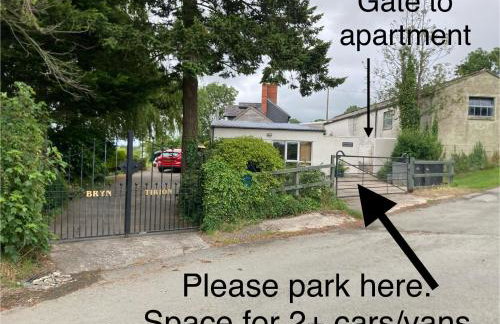 Bryntirion Farmhouse Apartment with Hot Tub - Foto 29