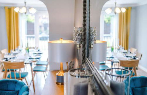 Beach Retreat with Hot Tub Sleeps 8 - Foto 51