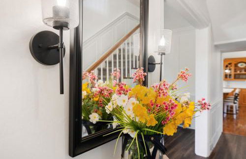 Stylish Mountain Retreat with Sunroom and Pergola - Foto 6