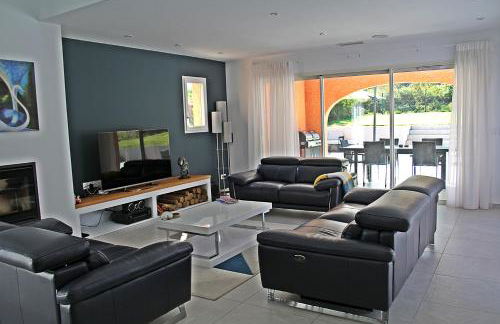 Modern 4 bedroom villa, air-conditioning, swimming pool, private gardens - Photo 4