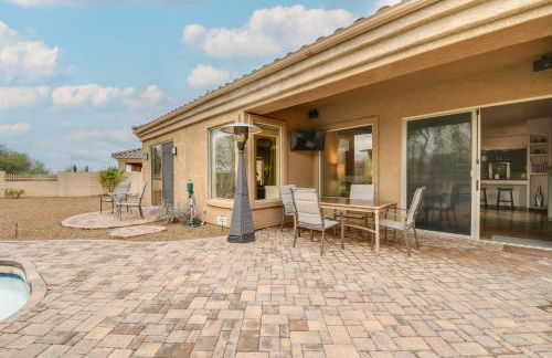 Luxe Couples Retreat with Pool and Outdoor Kitchen! - Foto 23