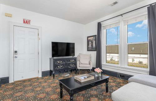 Spacious upstairs 1bed- Walking distance to Beach outlet mall - Photo 2