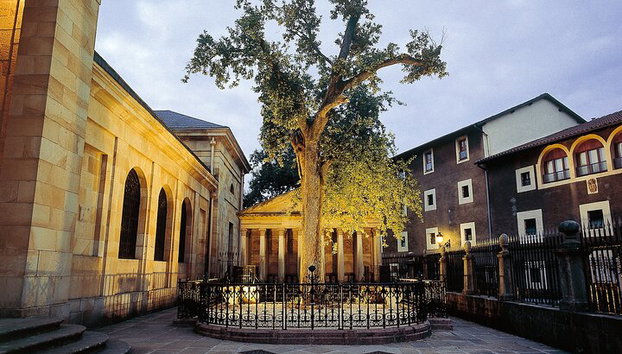 Walking Route San Juan De Gaztelugatze, Bermeo & Gernika - Photo 4, Arbol de Gernika