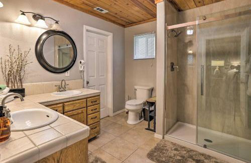 Remodeled Crestline Retreat Walk to Lake Gregory! - Foto 15