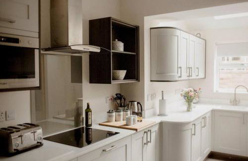 Sleeps 6 4 bedrooms 2 minute walk to the Square Hosted Happy Valley Cast - Photo 9