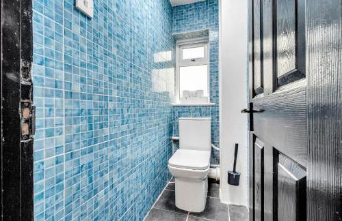 Spacious 4-Bed Haven in Orpington Retreat - Photo 14