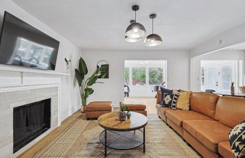 5BR w Backyard Paradise Pool Cinema Games - Foto 6