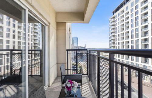 Bright Uptown Bliss - Free Parking, Walkable, Views - Foto 38