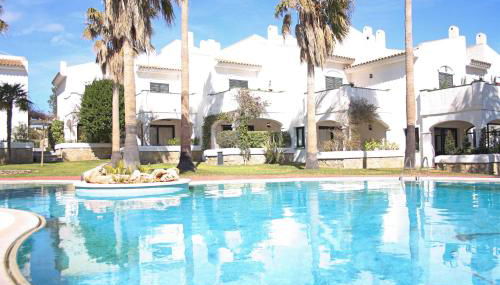 Beautiful seafront house - Photo 1, Garden