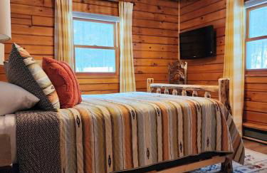 Stylish Forest Lodge with Large Hot Tub, Firepit and Fireplace minutes to Gore Mountain - Foto 35