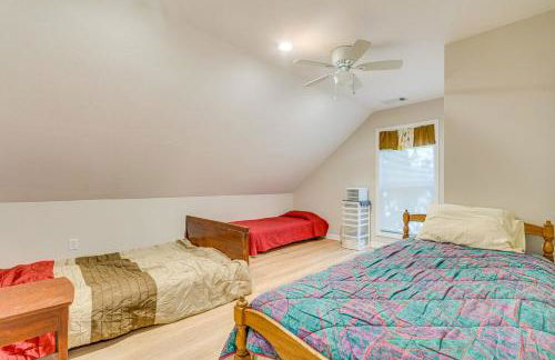 Lakefront Retreat with Multi-Level Deck and Dock! - Foto 16