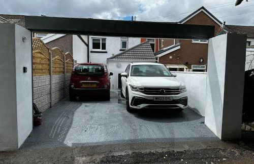 Clare Street - 3 bedroom house with private parking - Photo 4