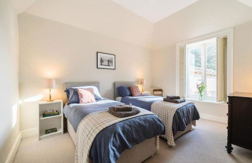 Artist's Studio - Photo 30