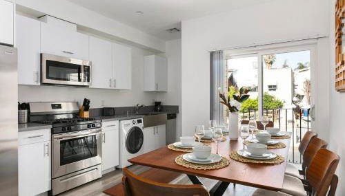 Enjoy Stylish 4BR Townhouse Sleeps 8 with Wi-Fi - Foto 4