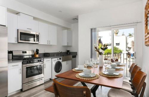 Enjoy Stylish 4BR Townhouse Sleeps 8 with Wi-Fi - Foto 4