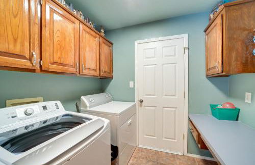 Spacious Arkansas Abode with Balcony and Fire Pit! - Foto 9