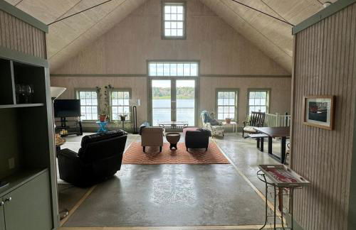 More Boathouse than Lakehouse - Foto 16