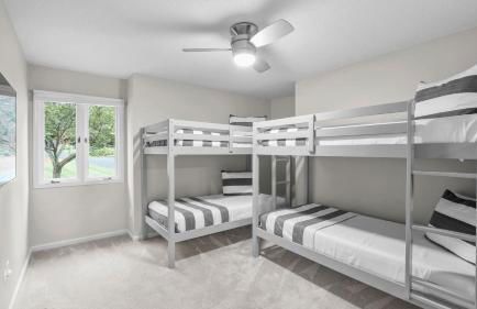 Lakefront Home w Pool, Dock, Fire Pit & Game Room Sip, Sip Away by Avantstay - Foto 8