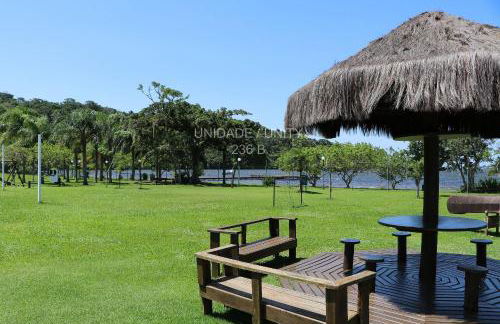 Completo apartamento em Resort na beira da lagoa - Foto 28