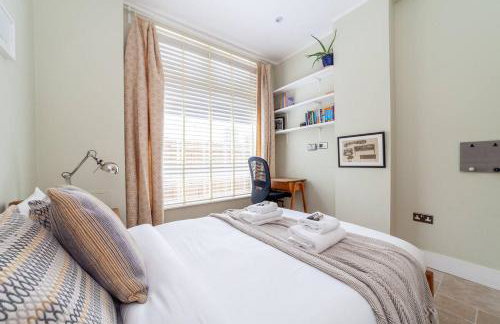 Beautiful light filled apartment in London - Photo 10