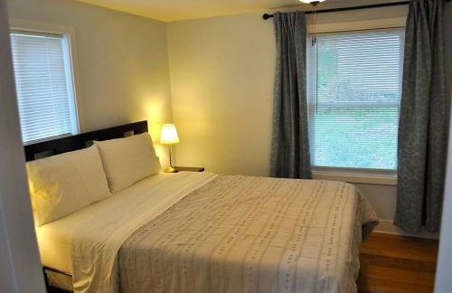 Stylish 4-Bedroom Full House. Plenty of Parking! - Foto 13