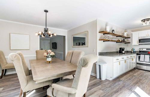 Renovated N Raleigh home with firepit wifi & king bed - Foto 11