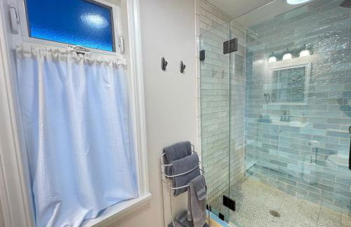 Puget Sound Chic Romantic Cottage with Private Beach Access & Gated Entry - Foto 24