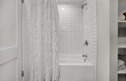 Lavish Flat w King Bed in near DT Food & Shops - Foto 17