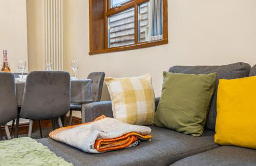 Spacious 4 Bedroom Home Near City Centre Sleeps 11 with Free Parking - Foto 52